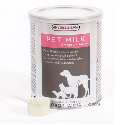 Versele Pet Milk est un lait artificiel sous forme de poudre soluble dont la composition est très semblable à celle du lait maternel. Pet Milk est idéal pour les chiots sans mère pour les chiots dont la mère ne produit pas suffisamment de lait pour faire des bouillies aux chiots en période de sevrage pour augmenter la production de lait des chiennes qui allaitent en tant que complément alimentaire pour les chiennes qui allaitent (pendant et après la période d'allaitement). Pet Milk contient tous les nutriments essentiels à la croissance des chiots. Ce lait en poudre alliant vitamines minéraux et oligo-éléments renforce les défenses naturelles des chiots et favorise une croissance saine et équilibrée. Les acides gras oméga 3 contenus dans Pet Milk jouent un rôle très important dans le bon développement du cerveau de la faculté visuelle et du coeur. De plus ce lait en poudre prend soin du pelage de votre chiot Préparation Mélanger 1 dose de Pet Milk dans