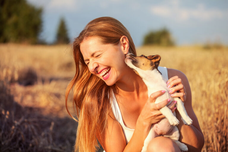 chien qui lèche sa maitresse