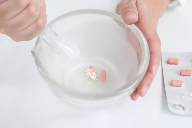 Des médicaments sont broyés dans un bol.